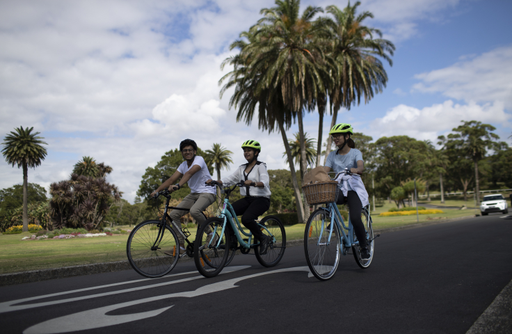 2 cyclists in a park